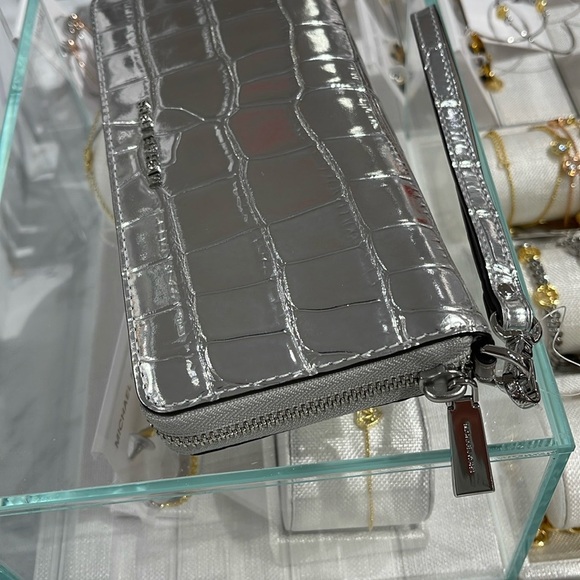Michael Kors JST Metallic Crocodile Embossed Leather Continental Wallet
NWT - Picture 5 of 16